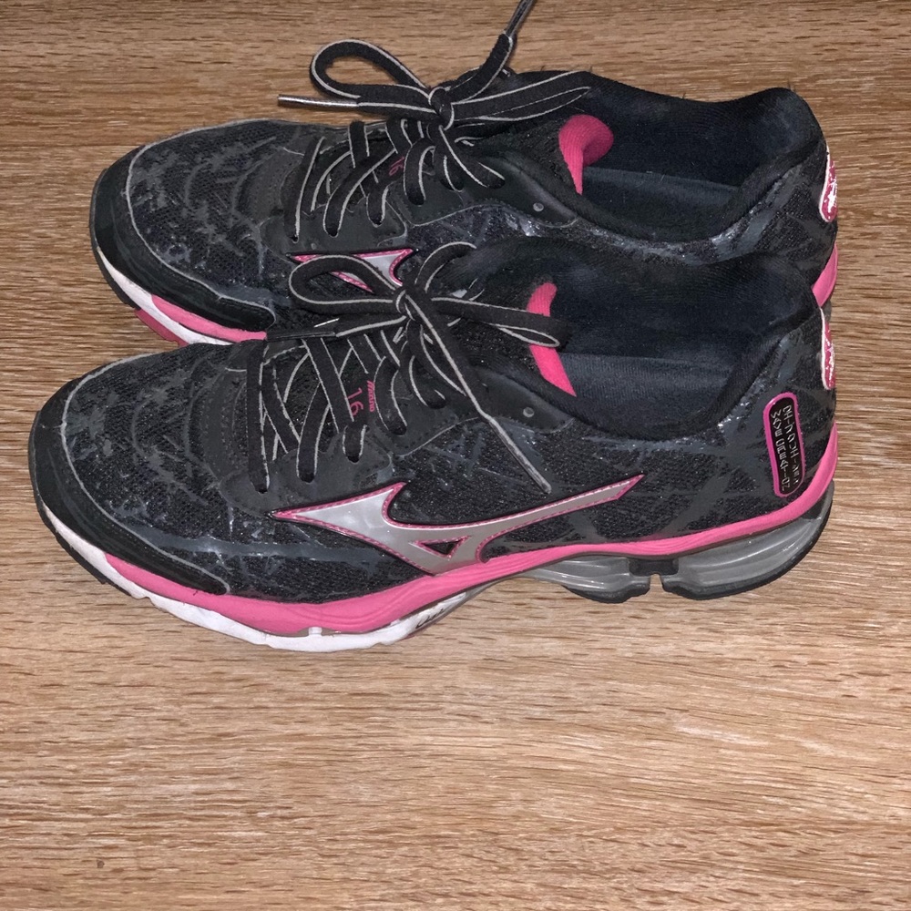 Black and pink wave  rider Mizuno sneakers